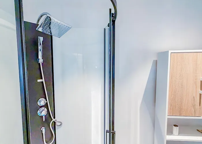 5 Personnes Centre D'agde * Agde